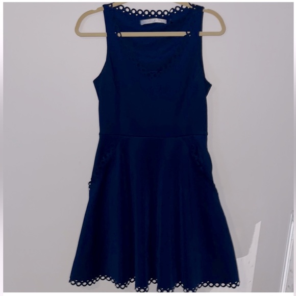 Womens Susana Monaco Fit Flare Navy Dress Laser cut Trim @ Vneck Pockets Hem Sz6 - Picture 1 of 5